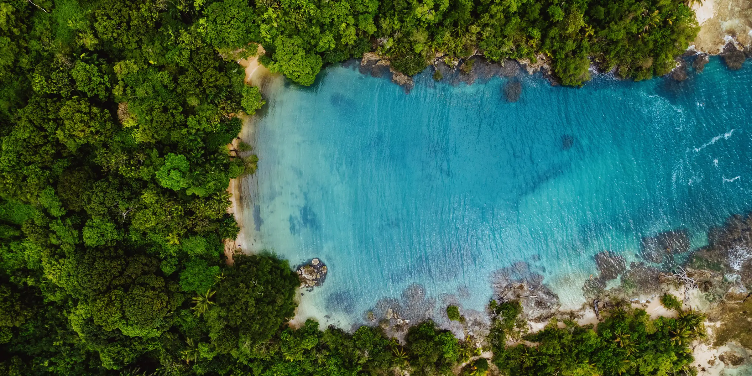 Vista aérea de La Piscina, playa Bluff, Bocas del Toro
